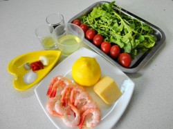 название картинки Салат с креветками, руколой и помидорами