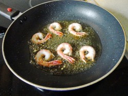 название картинки Салат с креветками, руколой и помидорами