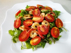 название картинки Салат с креветками, руколой и помидорами