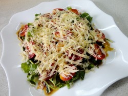 название картинки Салат с креветками, руколой и помидорами