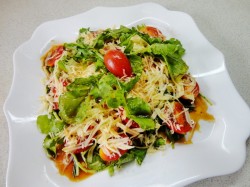 название картинки Салат с креветками, руколой и помидорами