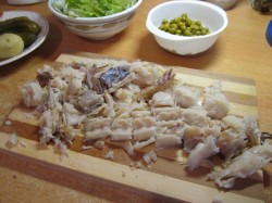 название картинки Салат с рыбой треской горячего копчения