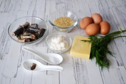 Салат с сайрой консервированной и рисом