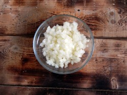 Салат с рисом и рыбными консервами слоеный