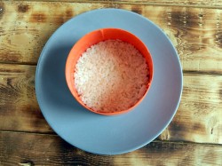 Салат с рисом и рыбными консервами слоеный