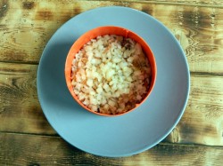 Салат с рисом и рыбными консервами слоеный