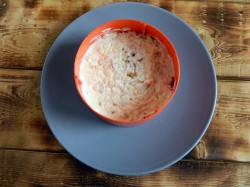 Салат с рисом и рыбными консервами слоеный