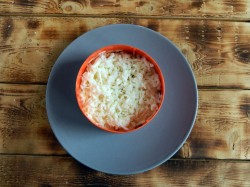 Салат с рисом и рыбными консервами слоеный