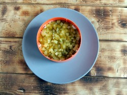 Салат с рисом и рыбными консервами слоеный