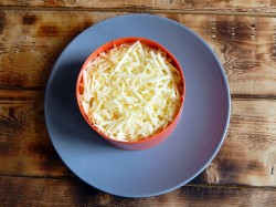 Салат с рисом и рыбными консервами слоеный