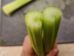 название картинки Салат с сельдереем и яблоком