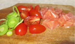 Салат с семгой луком пореем черри латуком