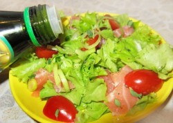 Салат с семгой луком пореем черри латуком