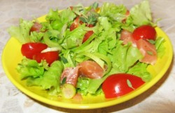Салат с семгой луком пореем черри латуком