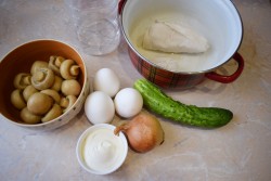 название картинки Салат с шампиньонами консервированными курицей и огурцом