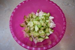 название картинки Салат с шампиньонами консервированными курицей и огурцом