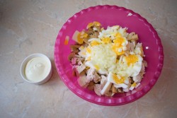 название картинки Салат с шампиньонами консервированными курицей и огурцом