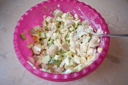название картинки Салат с шампиньонами консервированными курицей и огурцом
