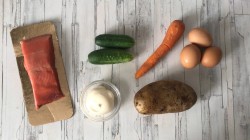 Салат с соленой горбушей