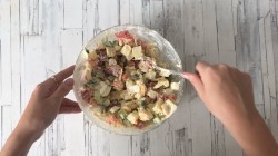 Салат с соленой горбушей