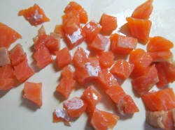 название картинки Салат с соленой семгой, огурцом и помидорами