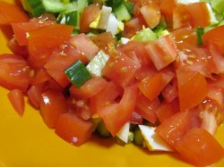 название картинки Салат с соленой семгой, огурцом и помидорами