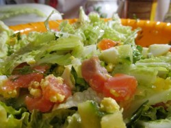 название картинки Салат с соленой семгой, огурцом и помидорами