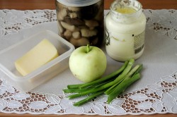 Салат с солеными грибами и сыром