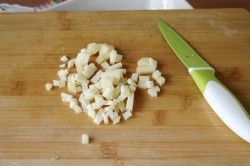 Салат с солеными грибами и сыром