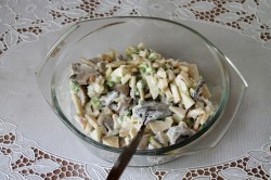 Салат с солеными грибами и сыром