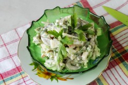 Салат с солеными грибами и сыром