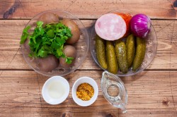 название картинки Салат с солеными огурцами и колбасой