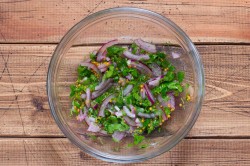 название картинки Салат с солеными огурцами и колбасой