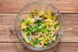 название картинки Салат с солеными огурцами и колбасой