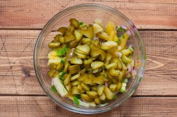 название картинки Салат с солеными огурцами и колбасой