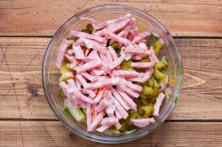 название картинки Салат с солеными огурцами и колбасой