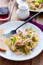 название картинки Салат с солеными огурцами и колбасой