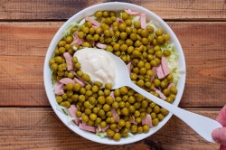 Салат с сосисками