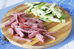 название картинки Салат с сухариками и копченой колбасой