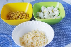 название картинки Салат с сухариками и копченой колбасой