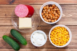 название картинки Салат с сухариками и кукурузой и колбасой