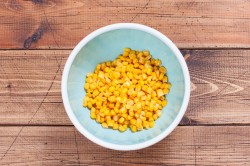 название картинки Салат с сухариками и кукурузой и колбасой