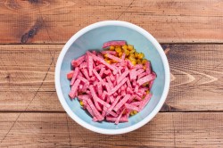 название картинки Салат с сухариками и кукурузой и колбасой