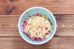 название картинки Салат с сухариками и кукурузой и колбасой