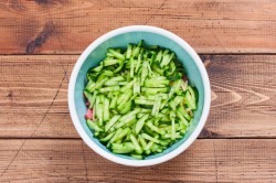 название картинки Салат с сухариками и кукурузой и колбасой