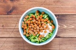 название картинки Салат с сухариками и кукурузой и колбасой