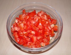 Салат с сухариками и помидорами без майонеза