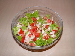 Салат с сухариками и помидорами без майонеза