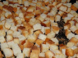 Салат с сухариками и помидорами без майонеза