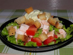 Салат с сухариками и помидорами без майонеза